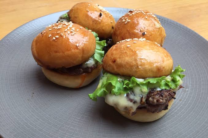 Cara Membuat Sajian Burger Lebih Menarik dengan Pelengkap Tepat